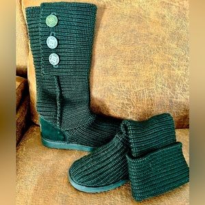 UGG Classic Cardy Black Books Sz 8/39